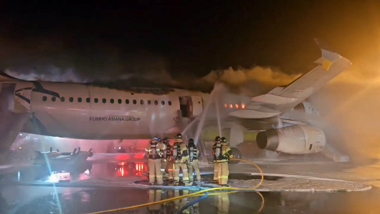 Bombeiros tentam apagar incêndio de avião da Air Busan no Aeroporto Internacional de Gimhae, em Busan, Coreia do Sul
28/01/2025
Yonhap via REUTERS