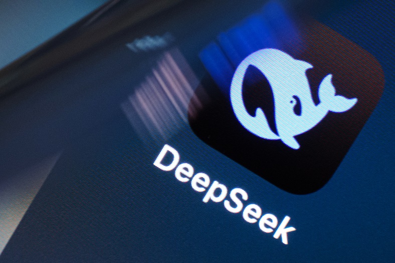 Microsoft investiga se grupo ligado à DeepSeek obteve dados da OpenAI de forma ilegal