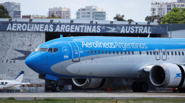 Boeing 737 MAX da Aerolíneas Argentinas no aeroporto