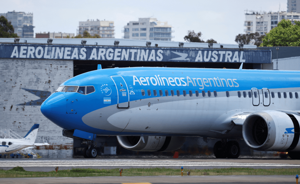 Boeing 737 MAX da Aerolíneas Argentinas no aeroporto