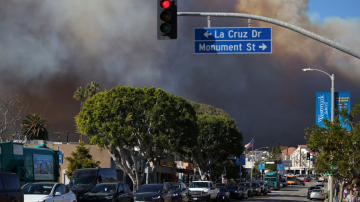 Fumaça de incêndio florestal perto de Pacific Palisades, no lado oeste de Los Angeles, durante tempestade de vento