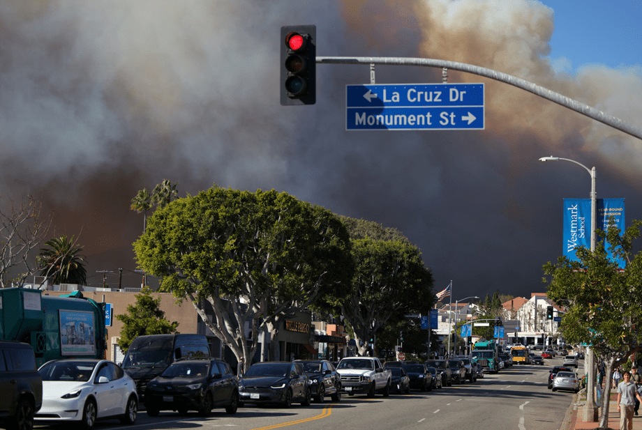 Fumaça de incêndio florestal perto de Pacific Palisades, no lado oeste de Los Angeles, durante tempestade de vento