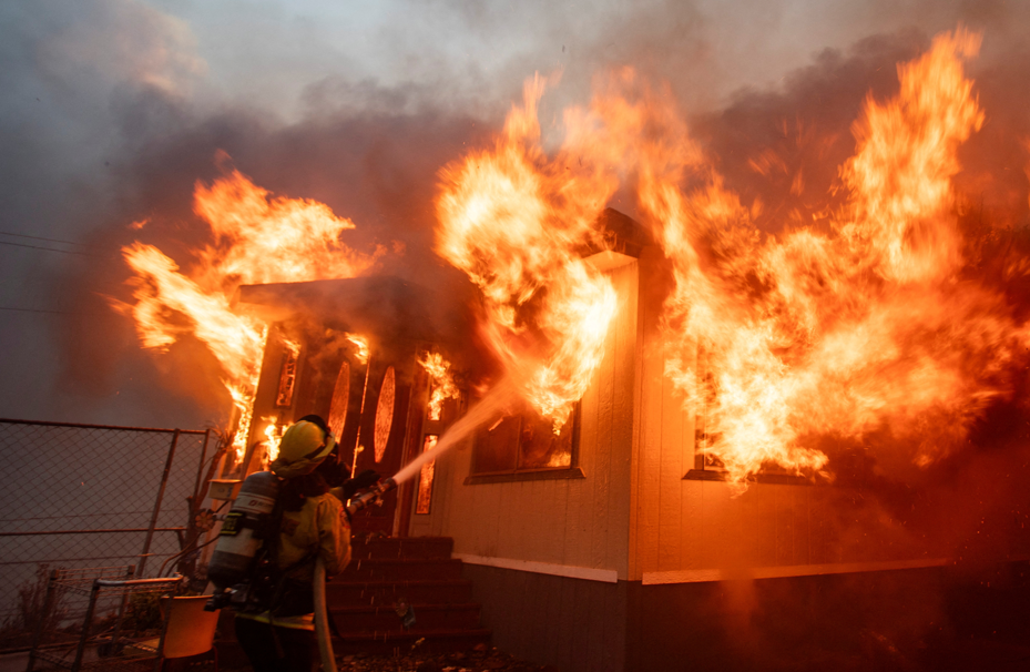 Incêndio em Palisades durante uma tempestade de vento no lado oeste de Los Angeles