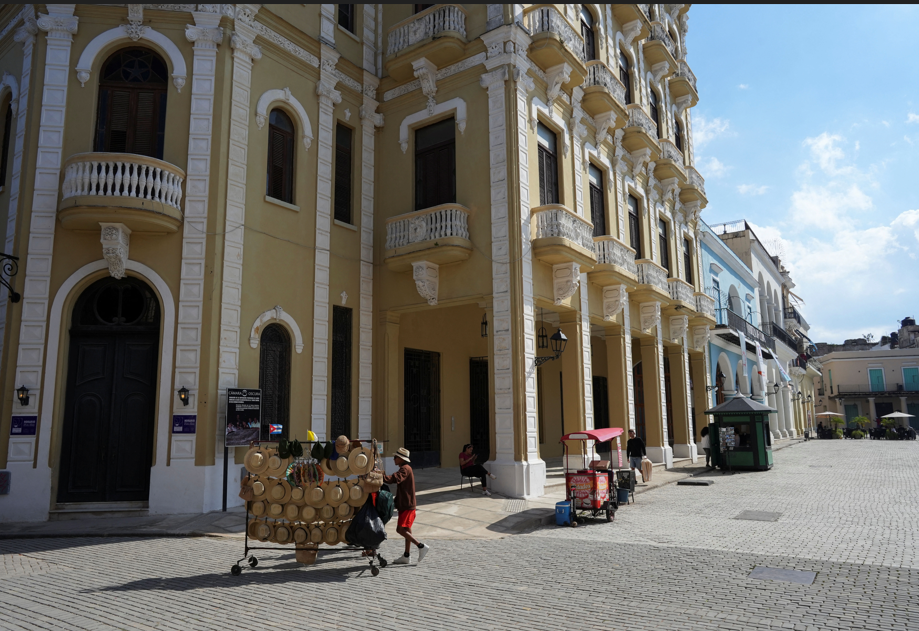 Compras fracionadas e ameaças de apagão; conheça a Feira do Livro em Cuba