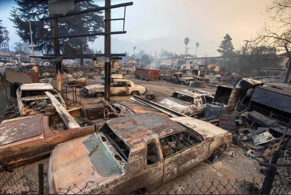 Veículos queimados são vistos conforme incêndios florestais queimam na área de Los Angeles 09/01/2025 REUTERS/Ringo Chiu

