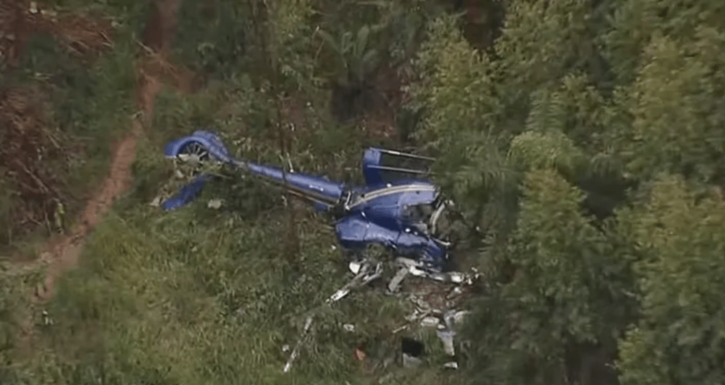 Helicóptero cai na região de Caieiras (SP); 2 pessoas são resgatadas com vida