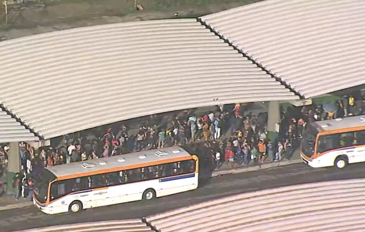 Motoristas de ônibus em Recife fazem greve por atraso no pagamento de salário