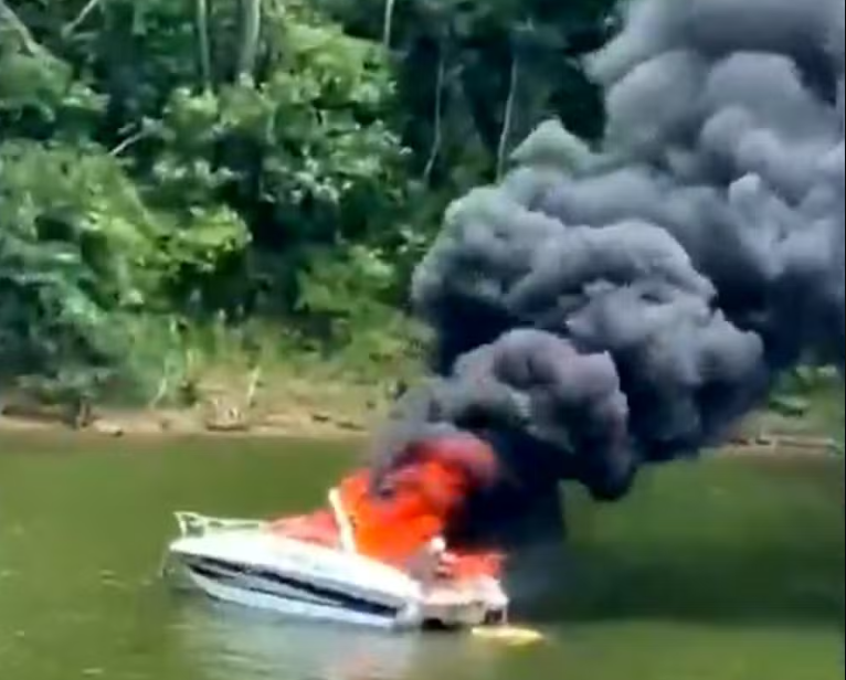 Lancha pega fogo em represa no interior de SP; seis pessoas são resgatadas com vida