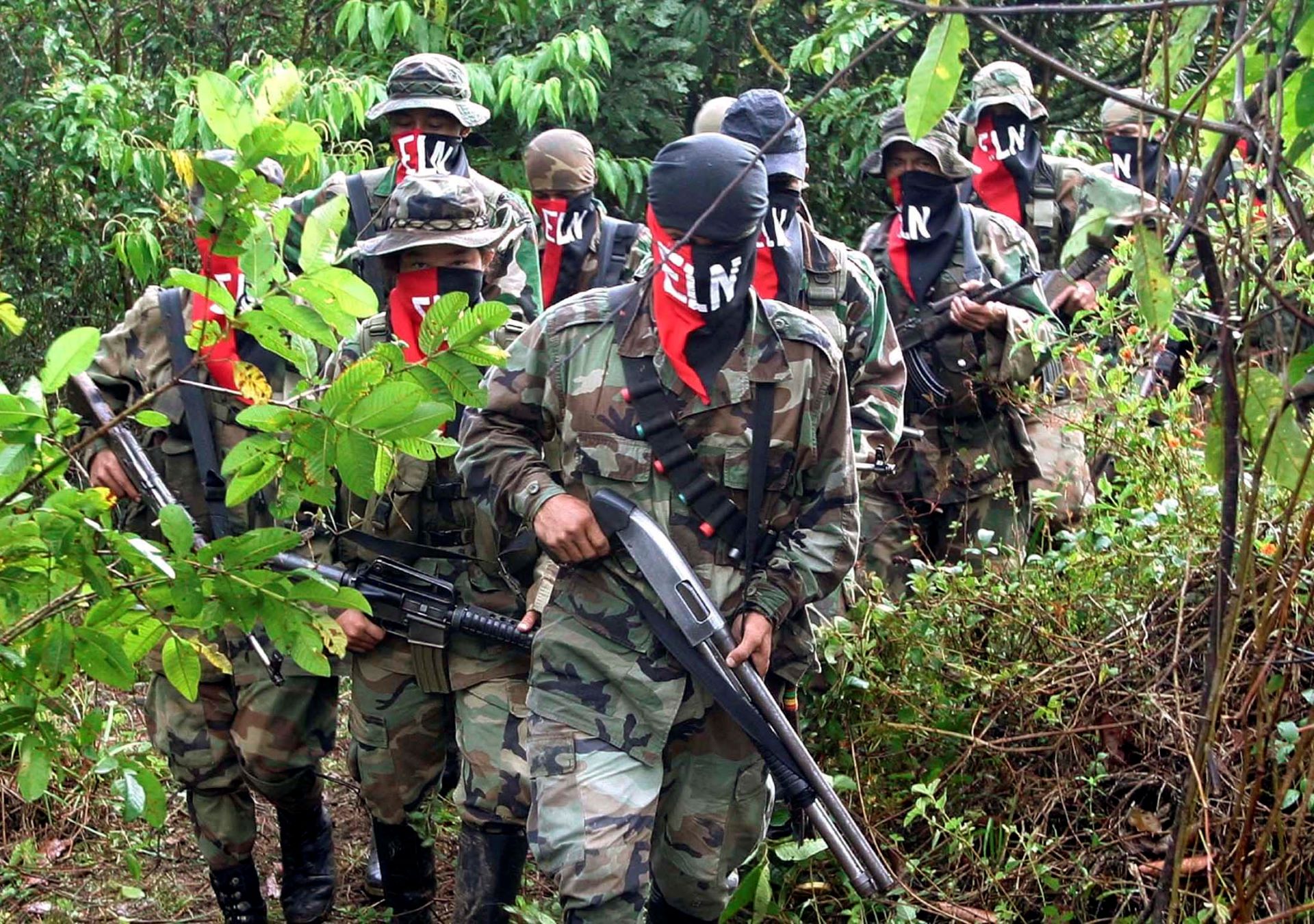 Guerrilheiros do Exército de Libertação Nacional (ELN) patrulham área de selva na Colômbia (Foto: Albeiro Lopera/Reuters)