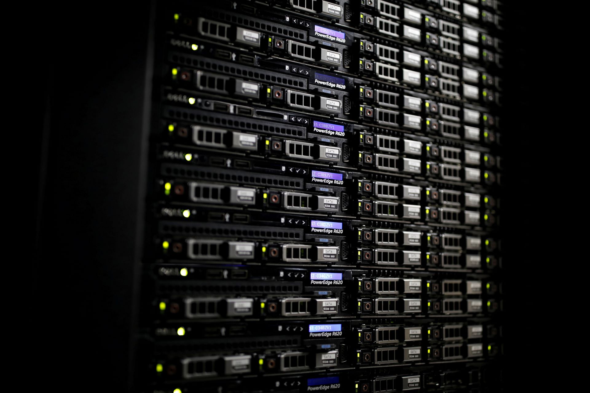 Racks com servidores em data center da Equinix (Foto: Reuters)