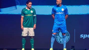 Raphael Veiga e Weverton, durante a apresentação do Palmeiras de seu novo patrocinador master (YURI MURAKAMI/FOTOARENA/FOTOARENA/ESTADÃO CONTEÚDO)