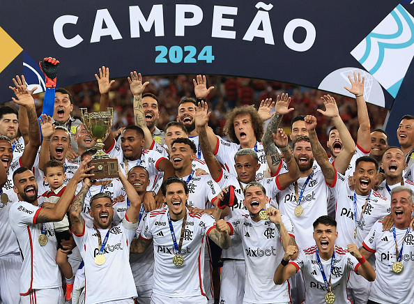 RIO DE JANEIRO, BRASIL - 07 DE ABRIL: De Arrascaeta, do Flamengo, levanta o troféu de campeão após vencer o segundo jogo da final do Campeonato Carioca 2024 entre Nova Iguaçu e Flamengo no Estádio do Maracanã em 07 de abril de 2024, no Rio de Janeiro, Brasil. (Foto de Buda Mendes/Getty Images)

