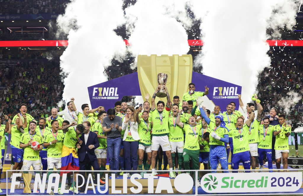 SÃO PAULO, BRASIL - 07 DE ABRIL: Jogadores do Palmeiras comemoram após vencer a final da segunda partida do Campeonato Paulista entre Palmeiras e Santos no Allianz Parque em 07 de abril de 2024, em São Paulo, Brasil. (Foto de Alexandre Schneider/Getty Images)

