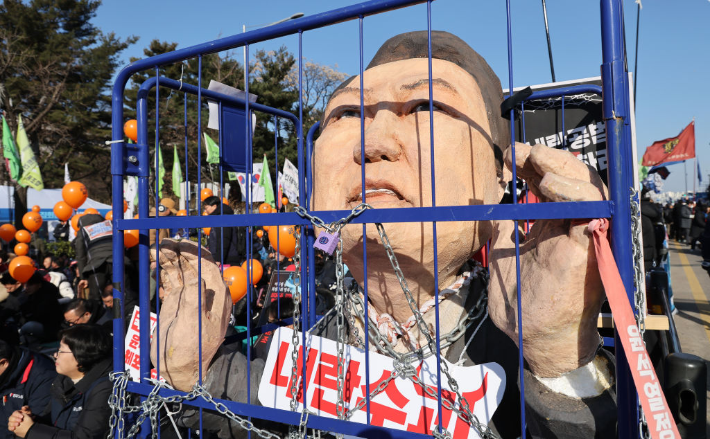 Manifestantes pedem impeachment do presidente sul-coreano Yoon Suk Yeol em frente à Assembleia Nacional em 14 de dezembro de 2024, em Seul, Coreia do Sul (Han Myung-Gu/Getty Images)