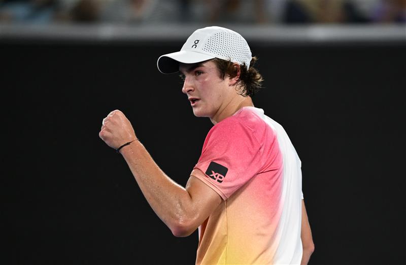 Australian Open: João Fonseca vence 9º do mundo em sua estreia em Grand Slam