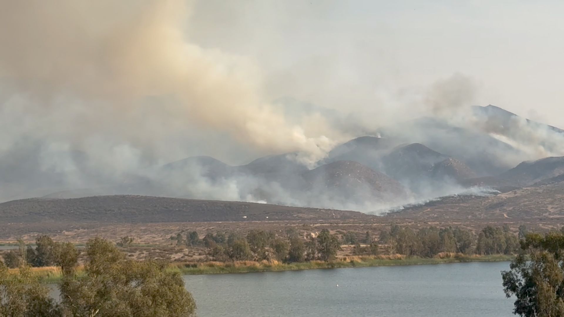 Fumaça de incêndio em Chula Vista, Califórnia - 24/01/2025 (Foto: Benjamin Chapman/via Reuters)