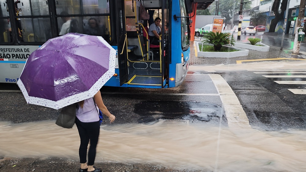 SP tem chuva e Defesa Civil alerta para tempestades intensas em todo estado