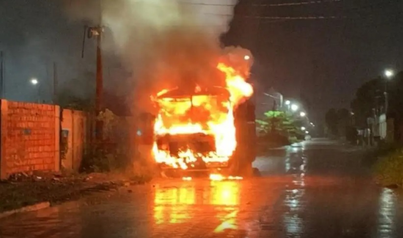 Ônibus queimado por criminosos em Rondônia (Foto: Divulgação/PMRO)