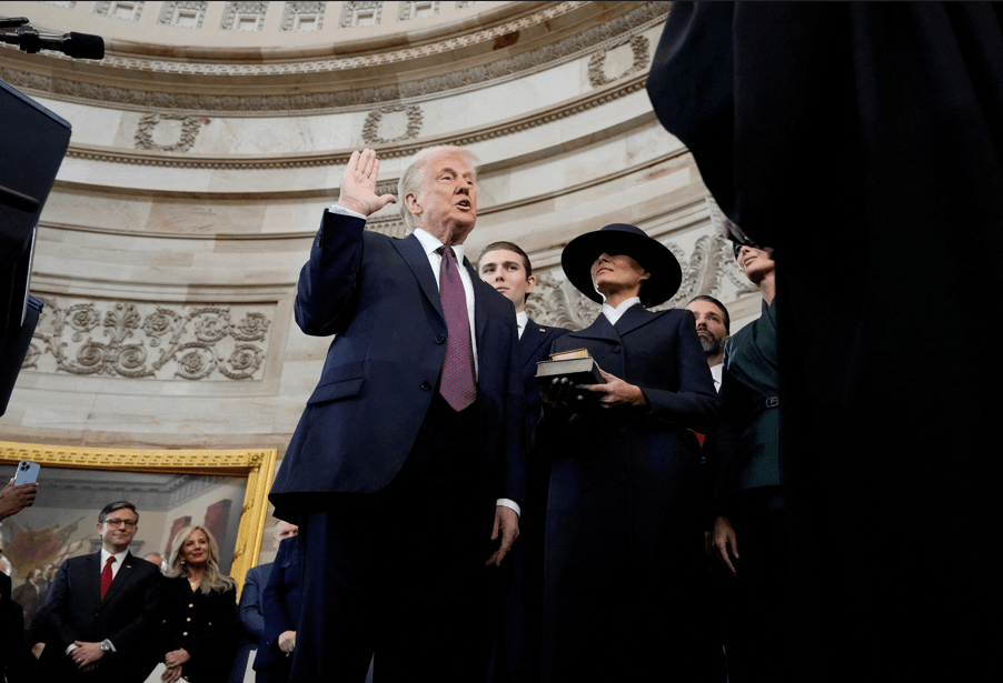 Trump não colocou mão sobre Bíblia durante posse; não há impacto no juramento