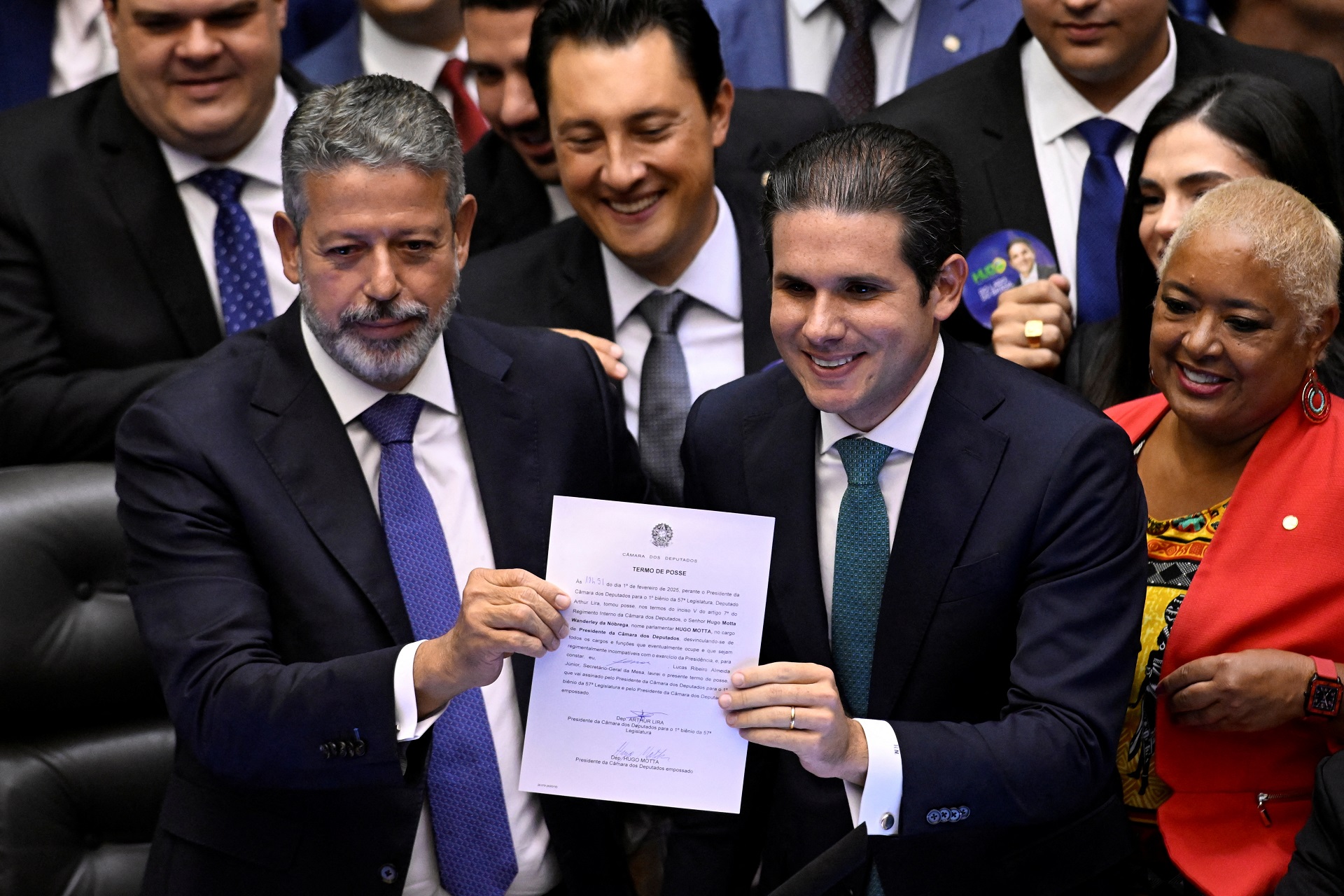 O presidente da Câmara dos Deputados, Arthur Lira, e Hugo Motta, presidente eleito da Câmara, posam durante a sessão em Brasília, Brasil, em 1º de fevereiro de 2025. REUTERS/Mateus Bonomi