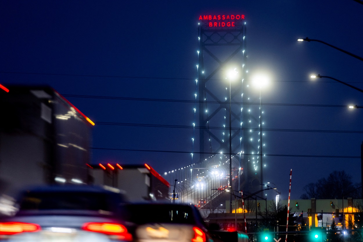 Veículos na Huron Church Road, que leva à Ambassador Bridge, enquanto as tensões comerciais aumentam devido às tarifas dos EUA e às medidas de retaliação do Canadá, em Windsor, Ontário, Canadá, 3 de fevereiro de 2025. REUTERS/Carlos Osorio.