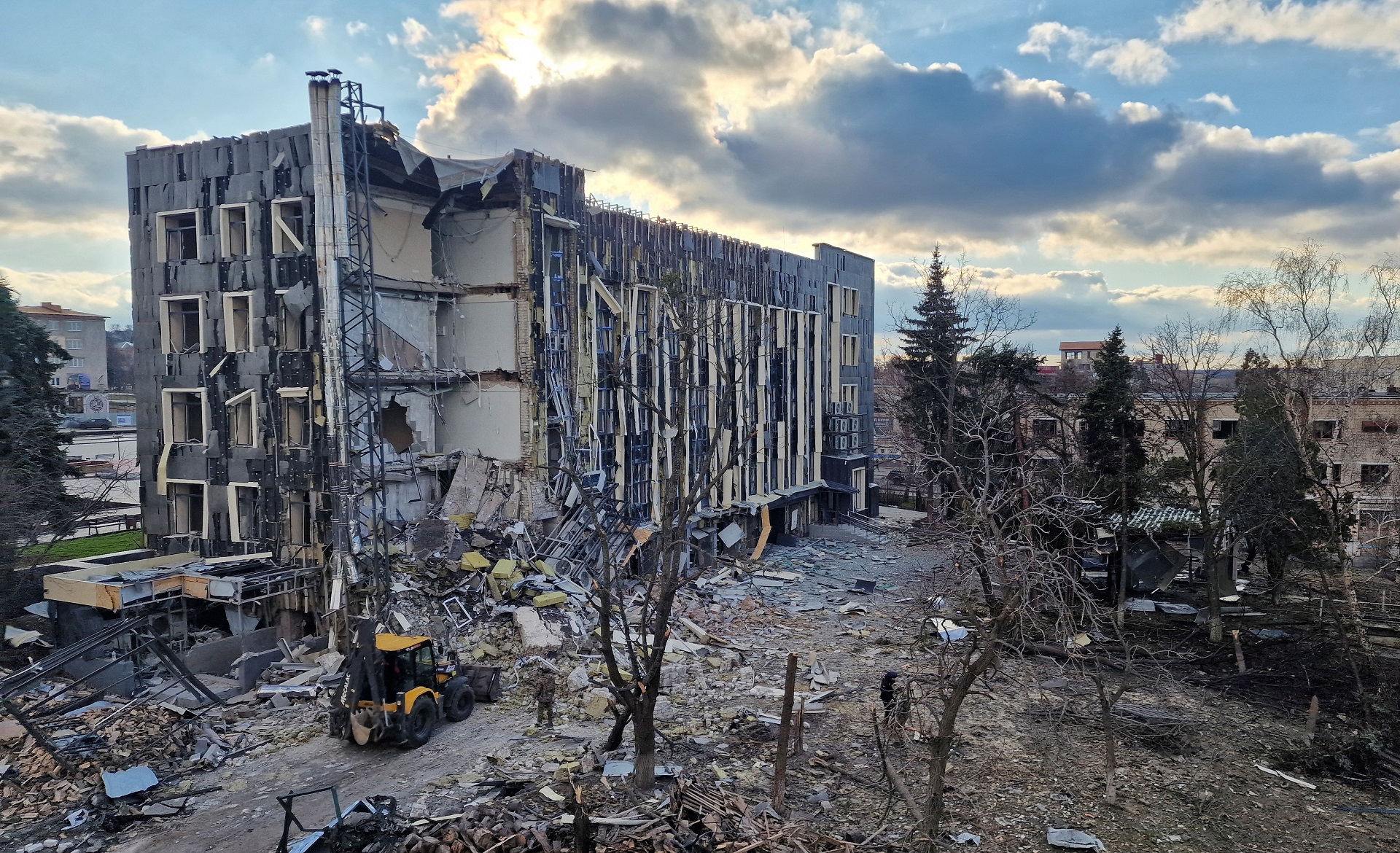 Uma vista mostra o local de um edifício atingido por um ataque de míssil russo, em meio ao ataque da Rússia à Ucrânia, em Izium, Ucrânia, em 4 de fevereiro de 2025. REUTERS/Vyacheslav Madiyevskyy