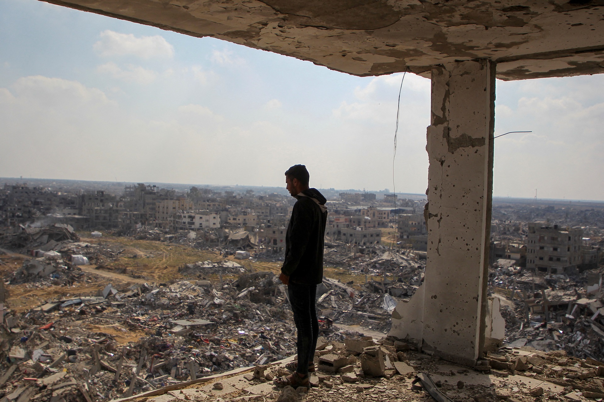 Palestino observa ruínas em Rafah, sul de Gaza
 4/2/2025   REUTERS/Hatem Khaled