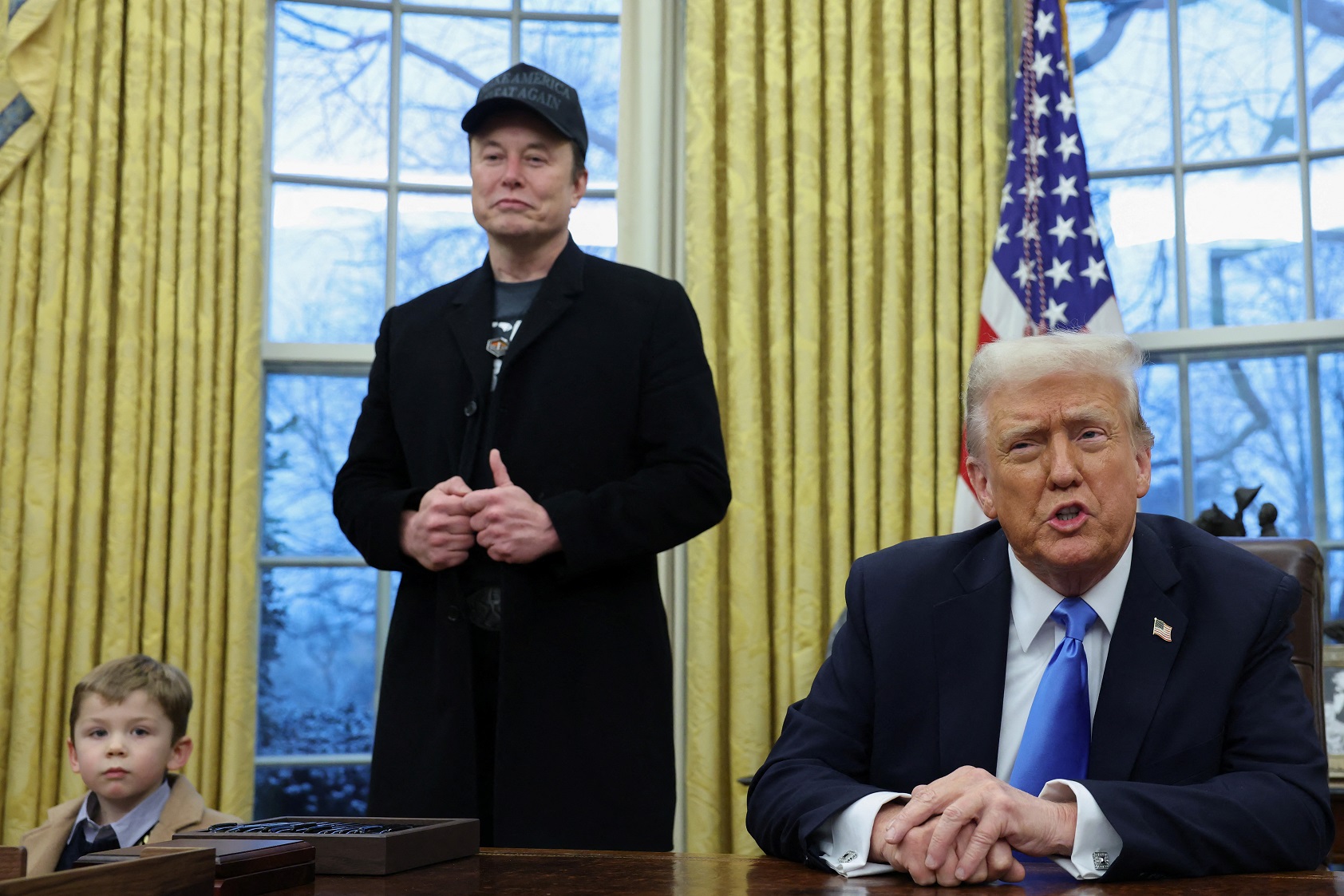 Presidente dos EUA, Donald Trump, fala ao lado de Elon Musk e X Æ A-12, filho de Musk, no Salão Oval da Casa Branca em Washington, D.C., EUA, em 11 de fevereiro de 2025. REUTERS/Kevin Lamarque