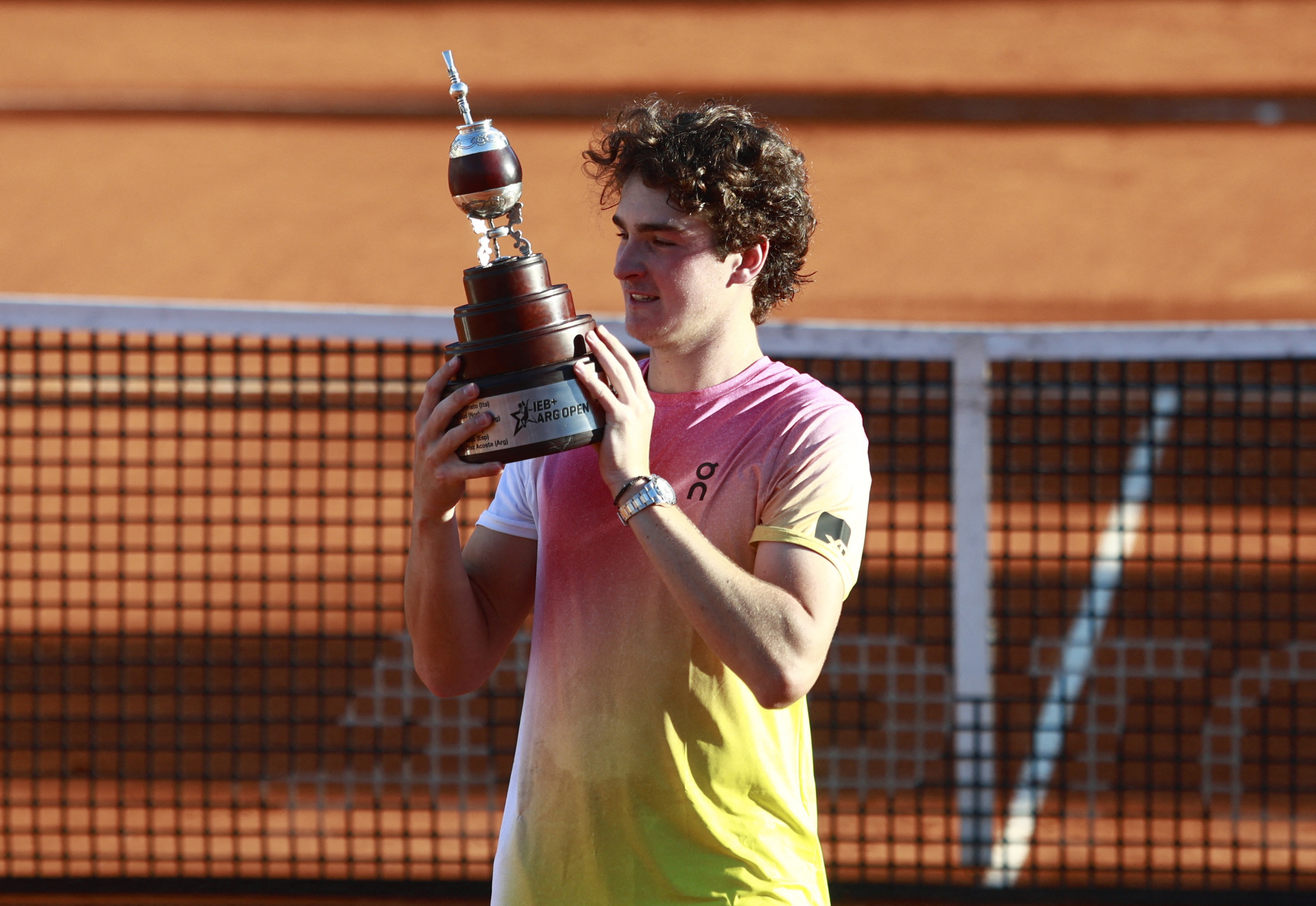 João Fonseca comemora com o troféu após vencer a final contra o argentino Francisco Cerundolo (Foto: REUTERS/Matias Baglietto)