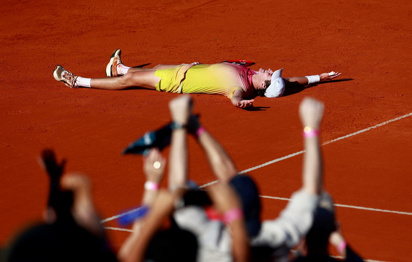 Tênis - ATP 250 - Argentina Open - Final - Buenos Aires Lawn Tennis Club, Buenos Aires, Argentina - 16 de fevereiro de 2025. O brasileiro João Fonseca reage após vencer a final contra o argentino Francisco Cerundolo. REUTERS/Matias Baglietto IMAGENS TPX DO DIA.

