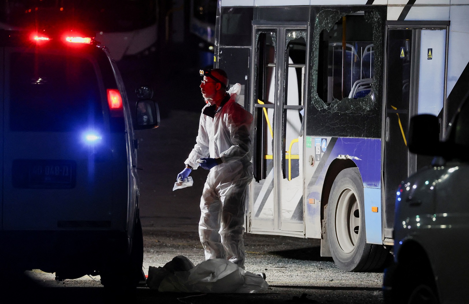 Polícia israelense busca suspeitos após explosão em ônibus; não há feridos