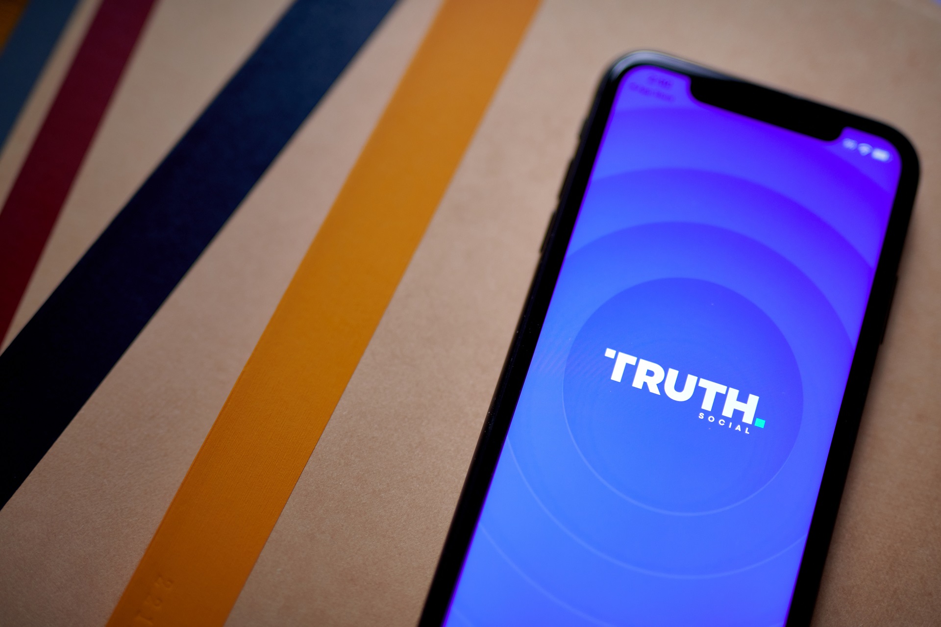 O aplicativo Truth Social em um smartphone (Foto: Gabby Jones/Bloomberg)