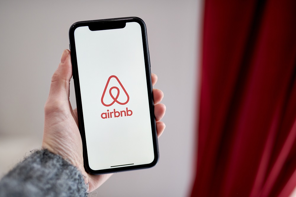 Ação da Airbnb tem maior salto dois anos com guidance otimista e reservas em alta