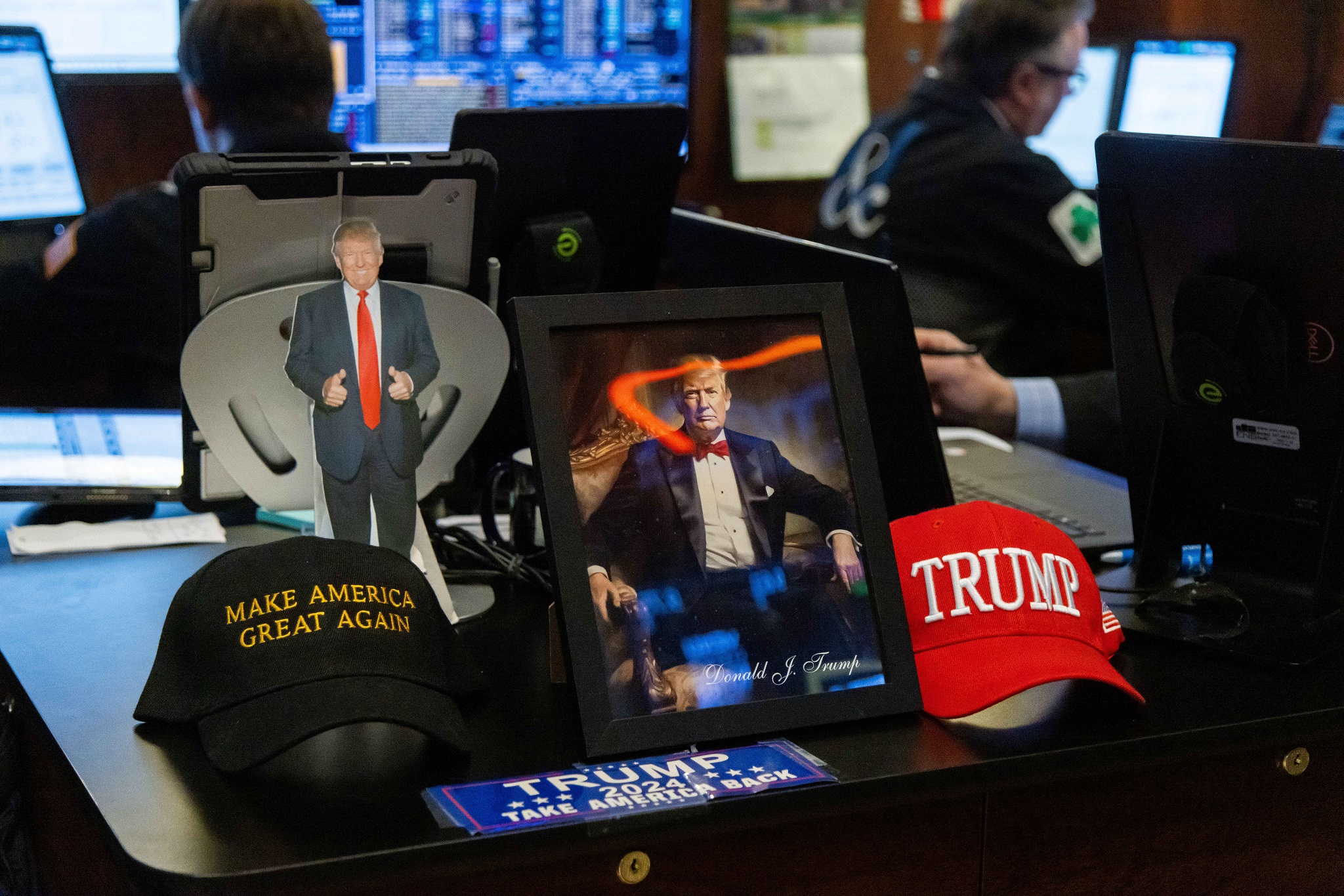 Traders Abandonam Apostas no "America First" Após Mês de Trump