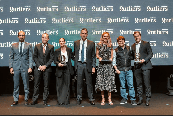 Entrega dos prêmios para os vencedores da categoria melhor FI-Infra da Premiação Outliers InfoMoney (Foto: divulgação)