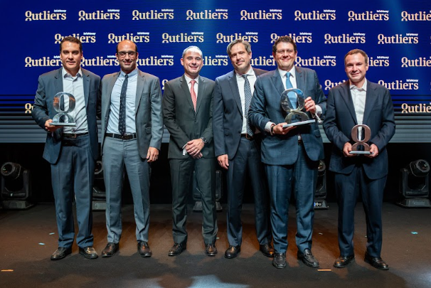 Entrega dos prêmios para os vencedores da categoria melhor Fundo de Fundos (FoF) da Premiação Outliers InfoMoney (Foto: divulgação)