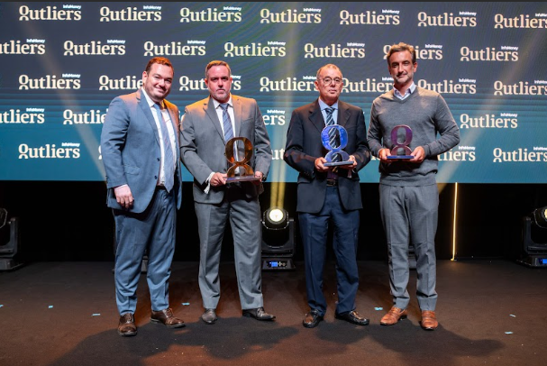 Entrega dos prêmios para os vencedores da categoria melhor fundo multimercados da Premiação Outliers InfoMoney (Foto: divulgação)