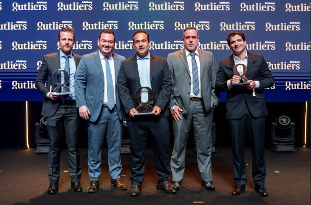 Entrega dos prêmios para os vencedores da categoria melhor Fundo de Previdência Multimercados da Premiação Outliers InfoMoney (Foto: divulgação)