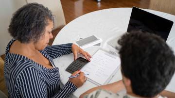 Aumento nos juros faz consumidores buscarem alternativas de crédito (Foto: Renata Angerami/Getty Images)