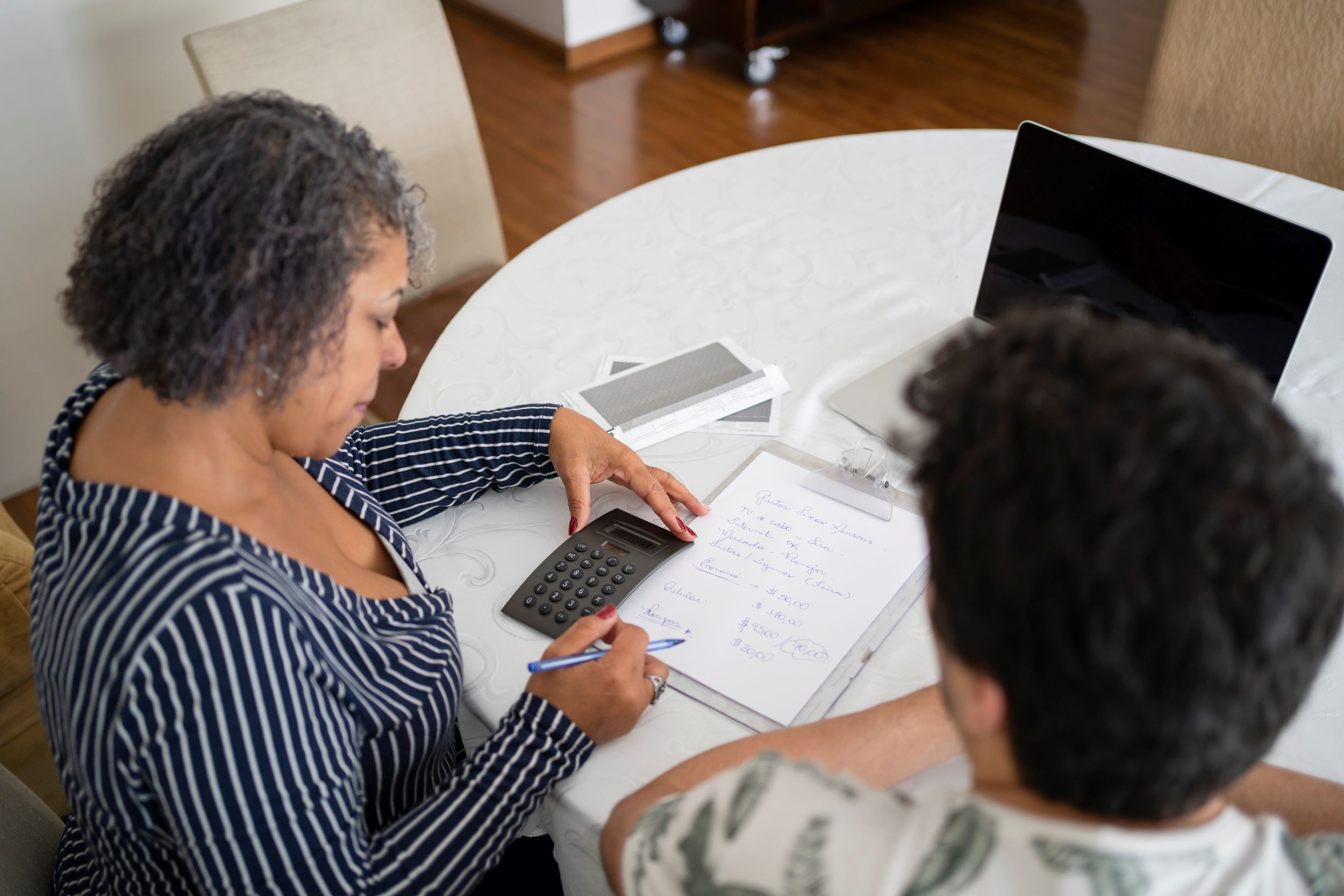 Aumento nos juros faz consumidores buscarem alternativas de crédito (Foto: Renata Angerami/Getty Images)