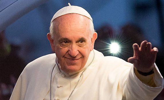 O Papa Francisco acena do Papamóvel a caminho da Via Crucis na Praia de Copacabana durante as celebrações da Jornada Mundial da Juventude em 26 de julho de 2013, no Rio de Janeiro, Brasil (Foto de Buda Mendes/Getty Images)