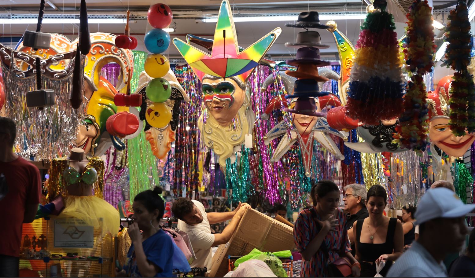 São Paulo (SP), 18/02/2025 - Por causa da indicação do filme "ainda estou aqui" ao Oscar, estatuetas do evento estão em alta assim como fantasias de Fernanda Torres em seus vários papeis na televisão. Foto: Paulo Pinto/Agência Brasil