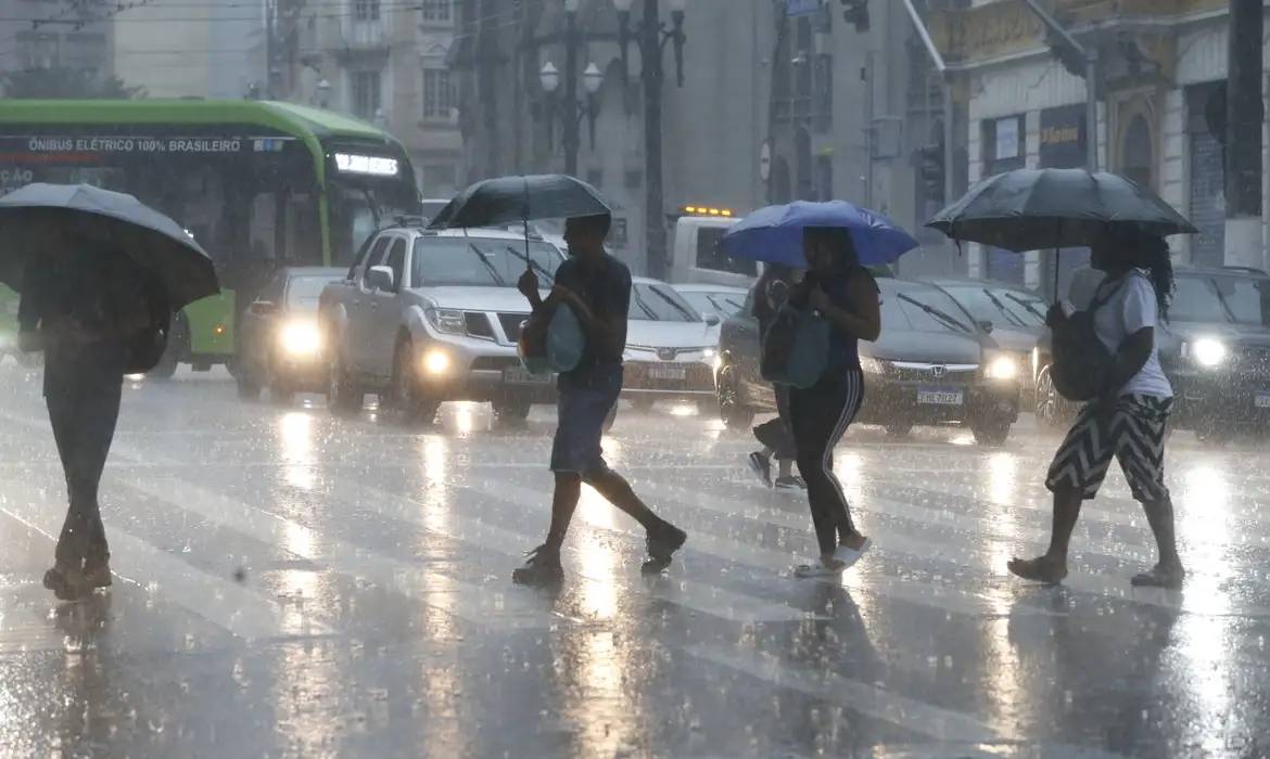 Inmet emite alerta amarelo de chuvas e ventos de até 60 km/h no Brasil; veja onde