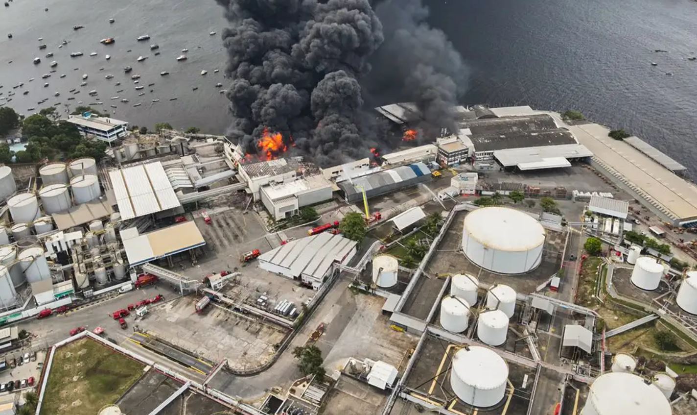 Após incêndio em fábrica no Rio de Janeiro, há riscos de vazamento de óleo