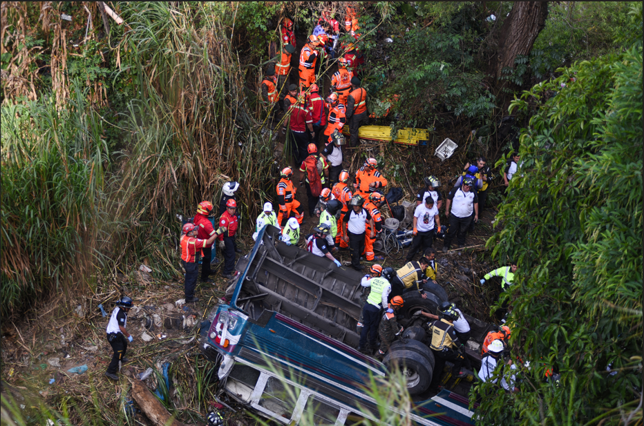 Equipes de socorro respondem a desastre de ônibus na Guatemala 10/02/2025 REUTERS/Cristina Chiquin