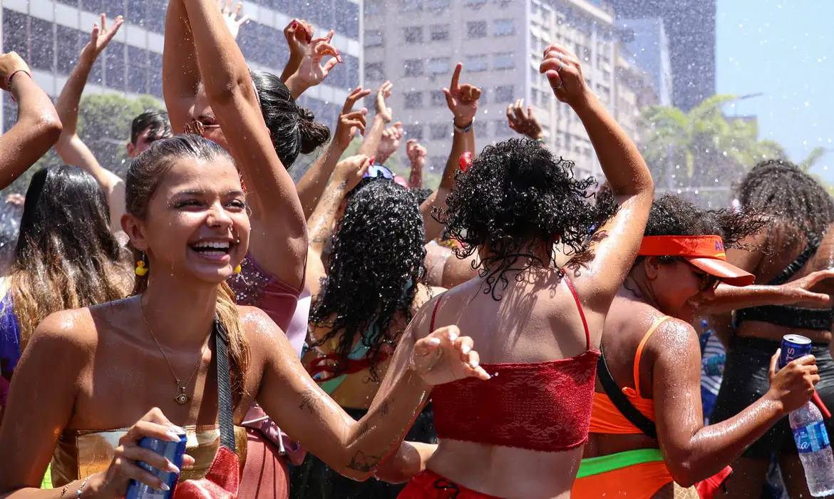 Previsão do tempo no Carnaval: RJ, SP e Salvador devem ter calor forte e chuva