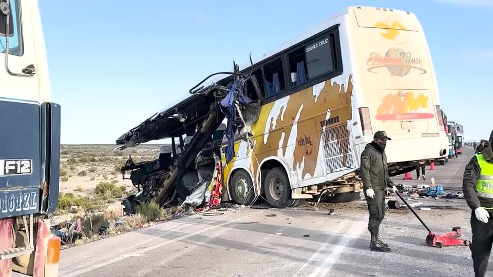 Acidente de ônibus na Bolívia deixa pelo menos 33 mortos