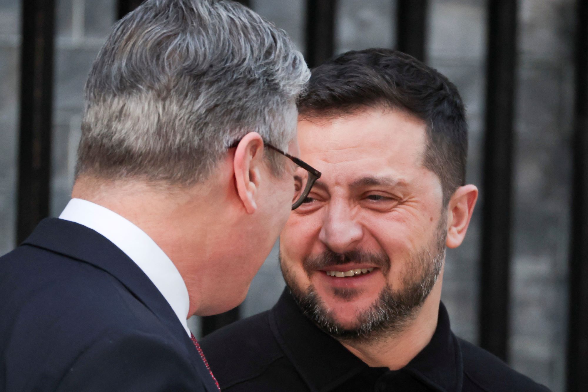 O primeiro-ministro britânico, Keir Starmer, encontra o presidente ucraniano Volodymyr Zelenskiy em Downing Street, em Londres, Grã-Bretanha, em 1º de março de 2025. (Foto: REUTERS/Kevin Coombs)