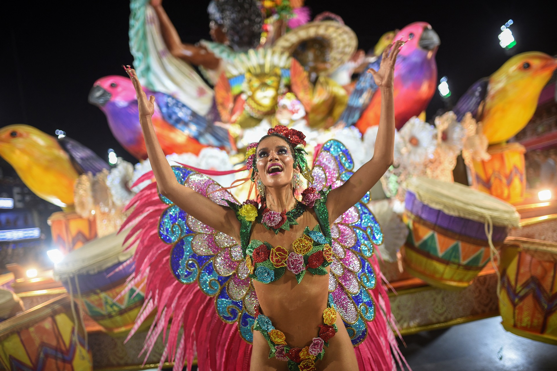 Um folião da escola de samba Grande Rio se apresenta no Sambódromo durante o Carnaval no Rio de Janeiro, Brasil, em 5 de março de 2025. REUTERS/Tita Barros