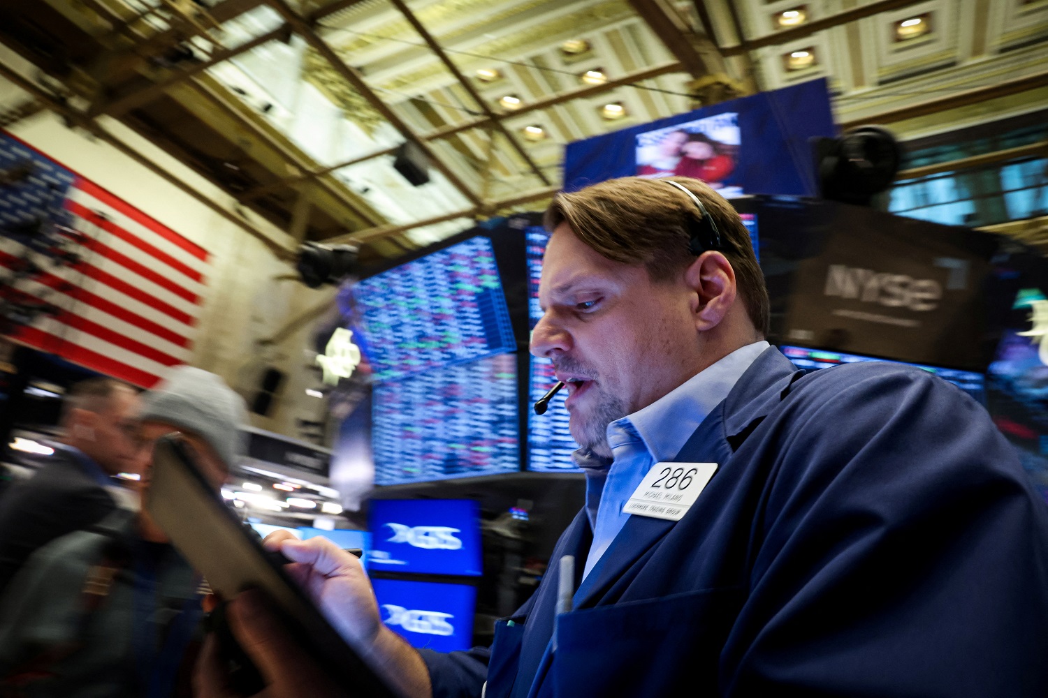 Wall Street encerra em queda diante de incertezas sobre política comercial dos EUA